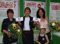 Jolanta Butenaite (Mi.) vom OEZ mit den beiden Gewinnerinnen Roswitha Brandl (li.) und Corinna Wendlandt.	