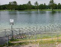 Mehrere Jahre gibt es am Feringasee in Unterföhring bereits eine Baderampe für Rollstulfahrer: Jetzt runden eigene Liegeplätze, Parkplätze und Toiletten das Angebot am Baggersee ab. 	Foto: ak