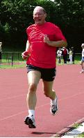 Kommt ins Schwitzen, aber nicht aus der Puste: Franz Maget beim 3000-Meter-Lauf.	 Foto: em