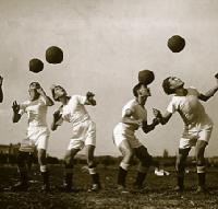 Kopfballtraining 1935. Foto: DFB/Ullstein Bild