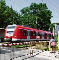 Die vorerst sicherste Variante: Die Vollschranken quer über die gesamte Fahrbahn am S-Bahnhof Fasanerie werden nicht abgebaut.	 Fotos: gf