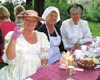 Heutzutage feiert das Personal mit Schaumwein und Kuchen...: stilechte Gäste beim Kocherlball. Foto: Archiv