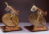 Der Sternfinder von 1776 sollte auch gebildeten Laien astronomische Beobachtungen ermöglichen. Um das Funktionsprinzip zu verstehen, wurden beim Restaurieren Ergänzungen vorgenommen (links, rechts die unrestaurierte Version). Foto: Deutsches Museum