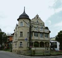 In der Pelkovenstraße gibt es viele schöne historische Gebäude so wie dieses. Fotograf Christian Lehrer sucht nun nach alten Aufnahmen, vielleicht auch von diesem Haus.	 Foto: Photo Lehrer