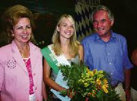 Das Siegerfoto: Nadine, die neue Miss Hasenbergl (Mitte), lässt sich von Erika Fellner und Dr. Rainer Großmann gratulieren.	Foto: gf