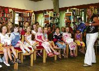 Kurz vor den Sommerferien ist der Andrang in der Bücherei der Vaterunser-Kirche besonders groß: Jede Kindergartengruppe möchte noch einen Termin zur Vorlesestunde bei Hannelore Speiser ergattern.	Foto: ak