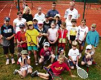 Gruppenfoto: Zur Erinnerung an das Tenniscamp des SC Freimann bekamen alle Teilnehmer ein gemeinsames Foto und eine Urkunde.	 Foto: SC