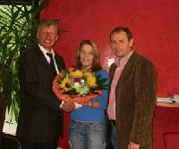 Franz Schwarz gratuliert Sabrina Axenbeck zum Vizeeuropameistertitel zusammen mit dem ersten Vorsitzenden des SC Isaria Georg Daimer. Foto: Gemeinde