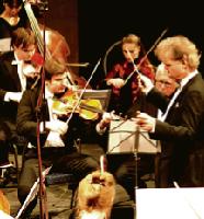 Johannes Goritzki dirigiert die Mendelssohn Philharmonie Düsseldorf am 25. August in der Messestadt Riem. Foto: VA