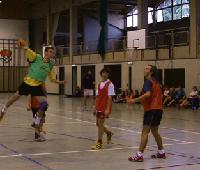 Sportlich, sportlich. Beim Handballspiel kamen alle auf ihre Kosten. Foto: Veranstalter