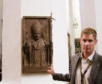 Historiker Reichlmayr führt Besucher seiner »Papst-Städtetour« auch zum Bronzerelief in der Frauenkirche, auf dem Benedikt XVI. verewigt ist.  Foto: ras