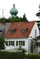 Kleine, feine Häuschen sorgen für den Wohnwert in der »Mustersiedlung«: Die Frauenchiemseestraße mit dem Kirchturm von St. Maria. 	Foto: aha