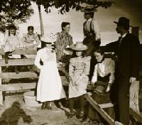 Frühdokument der Fotografie: Münter-Aufnahme um 1900 in Texas mit der Fotografin als Schatten (links). 	Foto: Gabriele Münter- und Johannes Eichner-Stiftung