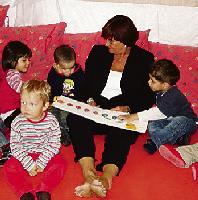 Ein aufregender Lebensabschnitt: Sozialministerin Christa Stewens nahm sich bei ihrem Besuch im Kinderhaus viel Zeit. Foto: VA