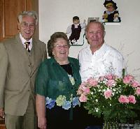 Garchings Erster Bürgermeister Manfred Solbrig gratulierte dem Ehepaar Kriemhild und Friedrich Schiller zum goldenen Ehejubiläum. Foto: VA