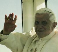 Papst Benedikt winkt in Riem einer viertel Million Pilgern aus der ganzen Welt zu.Foto: ak