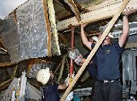 Das war knapp: Die Feuerwehr Milbertshofen stützt das marode Dach der Druckerei behelfsmäßig ab.