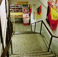Abwärts: Die Post-Service-Stelle in dem Supermarkt ist nur über diese steile Treppe zu erreichen. Foto: gf
