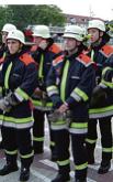 Kein Grund für ernste Mienen: die acht frischgebackenen Truppmänner aus Unterföhring. 
	Foto: Feuerwehr Unterföhring