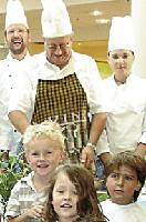 Ganz viele Zwergerl besuchten kürzlich das pep, um die leckeren Suppen zu kosten, die die Profis des Kochvereins Bavaria gegen eine Spende zugunsten der Kinder an die Besucher des pep verteilte.