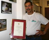 Ganzer Stolz des 58-jährigen Kfz-Mechanikers: 1972 erhielt er die höchste Sportauszeichnung des ADAC – die Nadel in Gold mit Brillanten für besondere,  sportliche Erfolge. Foto: ak