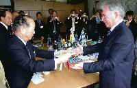 Bürgermeister Saburo Yamashita überreicht Dr. Rainer Großmann ein Gastgeschenk. Sowas muss natürlich im Bild festgehalten werden  nicht nur für die Münchener Nord-Rundschau. Foto: cr
