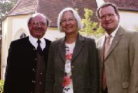 Dankten Margarete Breitbach (Mitte): Kirchenpfleger Franz Laumbacher (li.) und Diakon Marek Lange. Foto: Josef Ostermeier