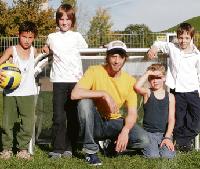 Bolzplatz im Oly-Park: Oliver Korittke kickte später mit Kindern der nahen Montessori-Schule. Foto: au