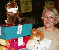 Ismaningerin unterstützt Kinder in Not: Sigrid Natterer sammelt auch dieses Jahr wieder für die Aktion »Weihnachten im Schuhkarton«. 	Foto: pul
