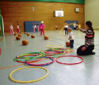 Die Kinder werden viel Spaß beim Kindersport haben, während Mama oder Papa fleißig trainieren und schwitzen.	 Foto: VA