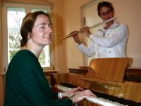 Olga Papikian und Adelaide Kiefl freuen sich auf das neue Musikinstrument.	Foto: cr