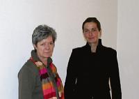 Doris Frohnauer und Dunja Barkow von Creytz gestalten Stoffe für die kahlen Wände. 	Foto: cr