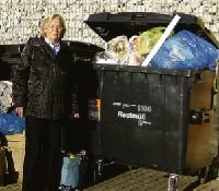 Endlich ist aufgeräumt, freut sich CSU-Stadträtin Gisela Oberloher: Mülltonnen sind beim »KomPro«-Haus aufgestellt, vor den Fenstern hängen Gardinen. F.: ras