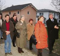 Unterföhrings Bürgermeister Franz Schwarz mit Anwohnern bei der Eröffnung des Grünzugs. 	Foto: VA