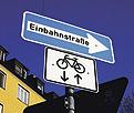 Im Moment noch verboten, doch bald flächendeckend in Schwabing erlaubt (kleines Schild): in beiden Richtungen durch Einbahnstraßen radeln.  Foto: ks, ms