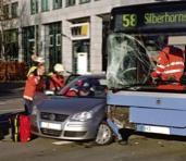 Gottseidank glimpflich ging der Zusammenstoß von Auto und Bus aus. Foto: Feuerwehr