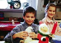 Leonhard und Lucia Kempinger basteln Weihnachtsgeschenke.	Foto: ms