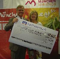 Jutta Speidel freute sich mit München Marathon-Organisator Gernot Weigl über den großen Erfolg der Spendenaktion.	 Foto: München Marathon