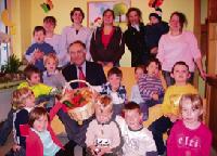 Bürgermeister Leonhard Baumann ließ sich mit den Kindern einen Vitamin-Korb schmecken.Foto: VA