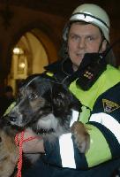 In den richtigen Händen: der gerettete Mischlingshund. Foto: Feuerwehr