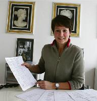 Kathrin Witke sammelte 450 Unterschriften gegen die drohende Schließung der Postfiliale am Arabellapark. Doch die Post stellt keine Änderung ihrer Pläne in Aussicht. Foto: ak