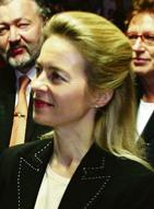 An sie gingen deutliche Worte seitens der SPD: (v.l.) Bundesfamilienministerin Ursula von der Leyen und Landessozialministerin Christa Stewens (CSU). 	gf
