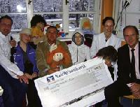 Patienten und Ärzte des Klinikums Schwabing mit Lions Präsident Otto A. Schwab, (re.): Die krebskranken Kinder freuen sich über die großzügige Spende.
 	Foto: Lions