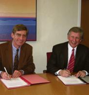 Bürgermeister von Unterföhring, Franz Schwarz, mit einem Vertreter der E.ON AG bei der Unterzeichnung des Konzessionsvertrages.  Foto: Gemeinde