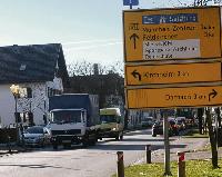 Trauriger Alltag in Aschheim: Fast im Sekundentakt rauscht der Schwerlastverkehr durch die Ortschaft auf der mautfreien Bundesstraße B 471. Foto: ba