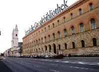 Eine Million Bücher aus der Bayerischen Staatsbibliothek will der Internet-Gigant Google online anbieten  Kritiker sind entsetzt. Foto: Gecko Wagner, Montage: Clash