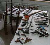 Beachtliches Waffenarsenal  der Fund stammt aus Moosach.	 Foto: Polizei