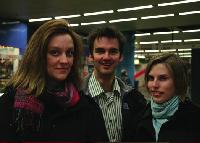 Drei Streetworker an ihrem Einsatzort im Münchner U-Bahnhof (v.l.): Maren Kuwertz, Daniel Jaensch und Vera Schweigard. Foto: Klaus Wagner