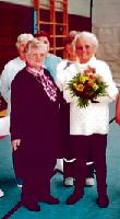 Die Jubilarin mit Blumenstrauß, links Else Westner, Abteilungsleiterin Gymnastik. 	Foto: Privat