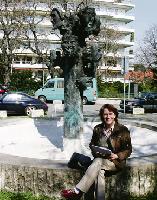 Dr. Ulrike Haerendel an einer der Stationen des Kulturgeschichtspfades: Am Artur-Kutscher-Platz stand früher die Arbeitersiedlung »Sackzipfel«.	 Foto: ks